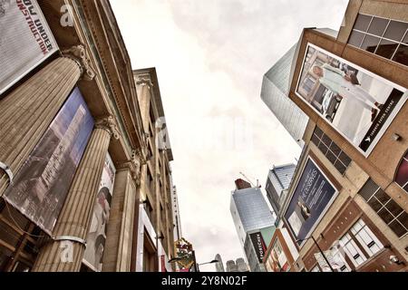 Dundas Square Yonge Street Toronto belebten Kreuzung Stockfoto