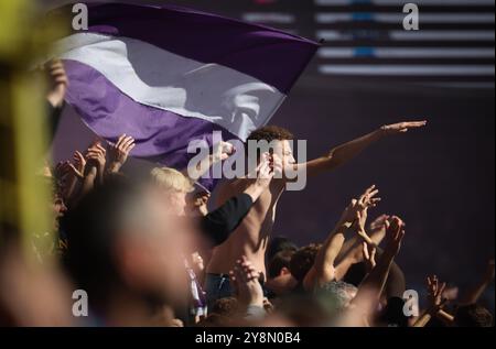 Brüssel, Belgien Oktober 2024. Anderlechts Anhänger wurden während eines Fußballspiels zwischen RSC Anderlecht und Standard de Lüttich am Sonntag, den 6. Oktober 2024 in Brüssel, am 10. Tag der Saison 2024-2025 der ersten Liga der „Jupiler Pro League“ der belgischen Meisterschaft, dargestellt. BELGA PHOTO VIRGINIE LEFOUR Credit: Belga News Agency/Alamy Live News Stockfoto