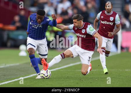 London, Großbritannien. Oktober 2024. Ipswich-Mittelfeldspieler Chiedozie Ogbene (21) wird am 5. Oktober 2024 vom West Ham United FC gegen Ipswich Town FC English Premier League-Spiel im London Stadium, London, England, United Kingdom, angefochten. Credit: Every Second Media/Alamy Live News Stockfoto