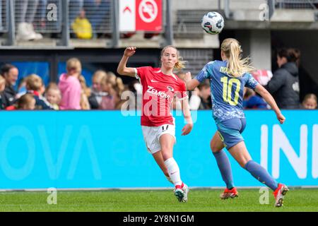 WIJDEWORMER, NIEDERLANDE - 6. OKTOBER: Ilvy Zijp von AZ Alkmaar führt den Ball an, Nadine Noordam von AFC Ajax während des Azerion Vrouwen Eredivisie Spiels zwischen AZ Women und AFC Ajax Women im AFAS Stadion am 6. Oktober 2024 in Wijdewormer, Niederlande. (Foto von Ed van de Pol/Orange Pictures) Stockfoto