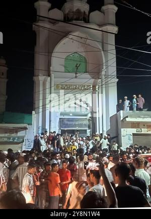 Ghaziabad, Indien. Oktober 2024. GHAZIABAD, INDIEN - 5. OKTOBER: Menschen aus muslimischer Gemeinde haben am Tor einer Moschee gegen die mutmaßlichen umstrittenen Äußerungen des Oberpriesters des Dasna Devi Tempels am 5. Oktober 2024 in Ghaziabad, Indien, protestiert. Yati Narsinghanand, ein umstrittener Priester aus Ghaziabad, wurde wegen Hassrede gebucht, nachdem er angeblich unangenehme Äußerungen gegen den Propheten Muhammad gemacht hatte. Die Äußerungen lösten Proteste in der Stadt und in anderen staaten aus. (Foto: Sakib Ali/Hindustan Times/SIPA USA) Credit: SIPA USA/Alamy Live News Stockfoto