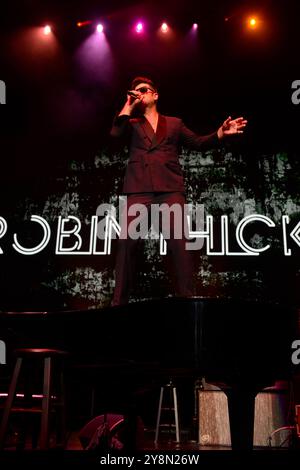 Hollywood, Florida, USA. Oktober 2024. Robin Thicke tritt am 5. Oktober 2024 live auf der Bühne im Hard Rock Live im Seminole Hard Rock Hotel & Casino Hollywood in Hollywood, Florida auf. Quelle: Mpi10/Media Punch/Alamy Live News Stockfoto