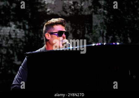 Hollywood, Florida, USA. Oktober 2024. Robin Thicke tritt am 5. Oktober 2024 live auf der Bühne im Hard Rock Live im Seminole Hard Rock Hotel & Casino Hollywood in Hollywood, Florida auf. Quelle: Mpi10/Media Punch/Alamy Live News Stockfoto