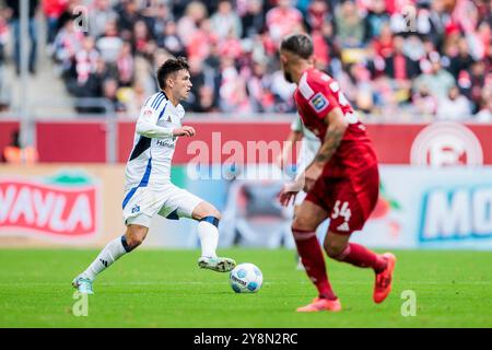 ZWEIKAMPF Noah Katterbach (Hamburger SV, 33), Nicolas Gavory (Fortuna D?sseldorf, 34) 2. Fussball Bundesliga, Fortuna D?sseldorf 1895 - Hamburger SV, D?sseldorf, Merkur Spiel-Arena am 06.10.2024 DFL-VORSCHRIFTEN VERBIETEN JEDE VERWENDUNG VON FOTOGRAFIEN ALS BILDSEQUENZEN UND/ODER QUASI-VIDEO. Stockfoto