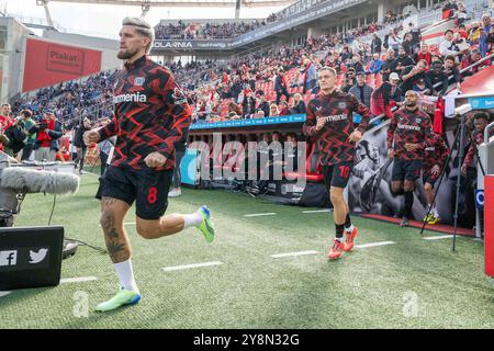 Robert Andrich Bayer 04 Leverkusen, Florian Wirtz Bayer 04 Leverkusen, Jonathan Tah Bayer 04 Leverkusen in das Stadion ein laufen, waermt sich auf waehrend des Spiels der 1. Bundesliga zwischen Bayer 04 Leverkusen und Holstein Kiel, BayArena am 05. Oktober 2024 in Leverkusen, Deutschland. Foto von Wolfgang Denkinger/DeFodi Images Robert Andrich Bayer 04 Leverkusen, Florian Wirtz Bayer 04 Leverkusen, Jonathan Tah Bayer 04 Leverkusen betreten das Stadion, wärmt sich auf, wärmt sich auf während des Bundesliga-Spiels zwischen Bayer 04 Leverkusen und Holstein Kiel am 5. Oktober 2024 in der BayArena in Leverkusen Stockfoto