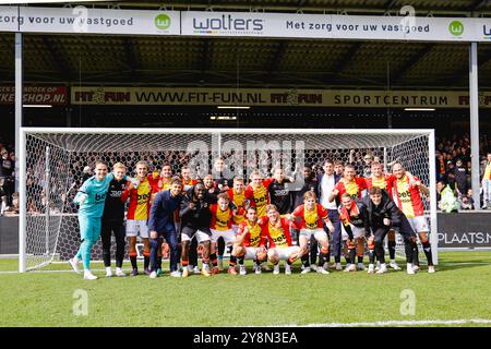 Deventer, Niederlande. Oktober 2024. DEVENTER, NIEDERLANDE - 6. OKTOBER: Spieler Go Ahead Adler feiern den Sieg während eines niederländischen Eredivisie-Spiels zwischen Go Ahead Eagles und Heracles Almelo in de Adelaarshorst am 6. Oktober 2024 in Deventer, Niederlande. (Foto von Raymond Smit/Orange Pictures) Credit: Orange Pics BV/Alamy Live News Stockfoto