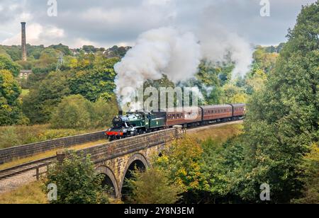 Die 78022 British Railways Standard Class 2MT-Lokomotive fährt während ihrer Autumn Steam Up Gala über das Mytholmes Viaduct auf der Keighley & Worth Valley Railway. Bilddatum: Sonntag, 6. Oktober 2024. Stockfoto