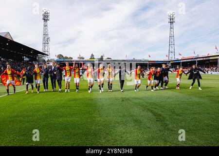 Deventer, Niederlande. Oktober 2024. DEVENTER, NIEDERLANDE - 6. OKTOBER: Spieler Go Ahead Eagels danken ihren Fans während eines niederländischen Eredivisie-Spiels zwischen Go Ahead Eagles und Heracles Almelo in de Adelaarshorst am 6. Oktober 2024 in Deventer, Niederlande. (Foto von Raymond Smit/Orange Pictures) Credit: Orange Pics BV/Alamy Live News Stockfoto