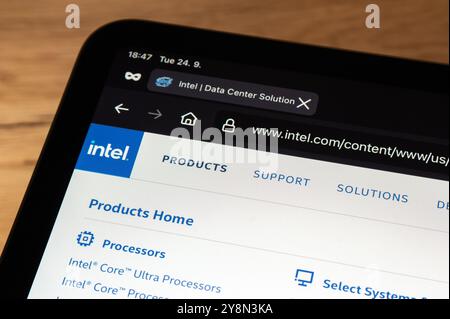 OSTRAVA, TSCHECHIEN – 24. SEPTEMBER 2024: Website des Halbleiterunternehmens Intel mit Liste der Prozessoren Stockfoto
