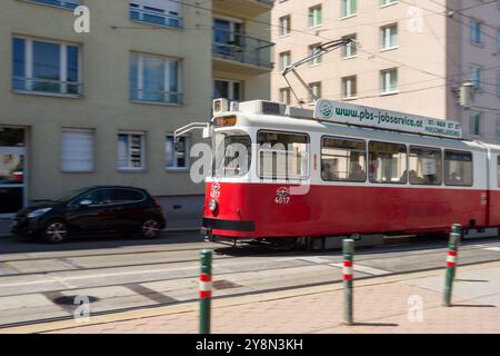 WIEN, ÖSTERREICH - 29. JULI 2021: Historischer Straßenbahnwagen SGP Typ E2 mit Bewegungsunschärfe. Öffentliche Verkehrsmittel in Wien Stockfoto