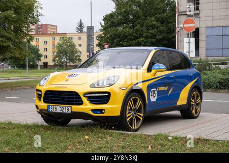 OSTRAVA, TSCHECHIEN – 25. SEPTEMBER 2023: Porsche Cayenne SUV Sportwagen in Renngelb und Blau Stockfoto