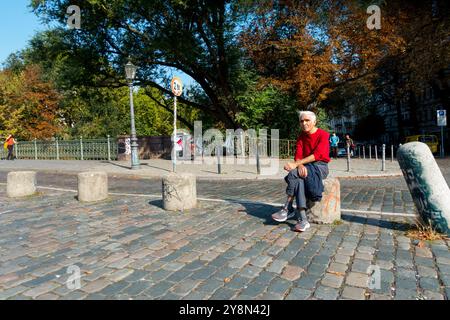 Erwachsener Seniorenmann eine Person allein sitzt auf der Admiralbrücke Kreuzberg Berlin Bezirk Stockfoto