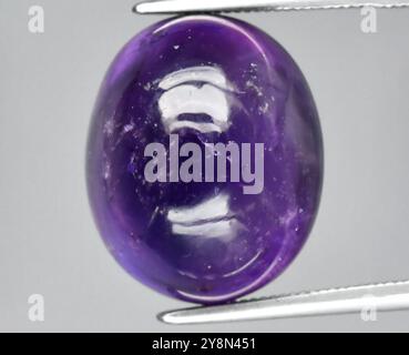 Atemberaubender Amethyst Edelstein mit fesselnden Violett-Tönen und komplizierten Inclusions. Stockfoto