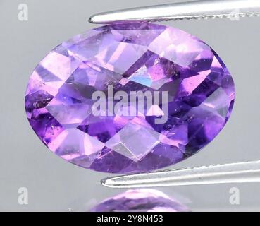 Exquisiter natürlicher Amethyst-Edelstein mit satten Violetttönen und brillanten Facetten. Stockfoto