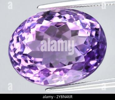 Exquisiter natürlicher Amethyst-Edelstein mit fesselnden lila Tönen und brillanter Facettierung. Stockfoto