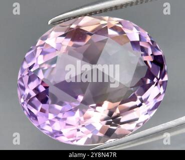 Exquisiter Natürlicher Amethyst-Edelstein Mit Ovalem Schliff Und Faszinierenden Lavendeltönen. Stockfoto