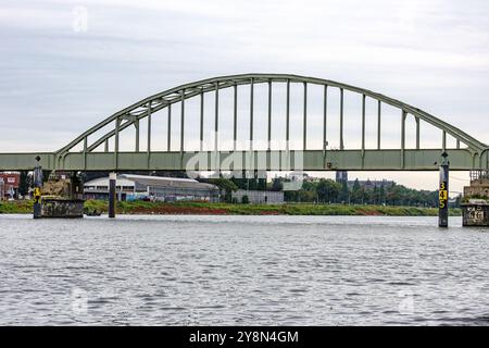 Maastricht, South Limburg, Niederlande. 30. August 2024. Spoorbrug-Brücke aus dem 19. Jahrhundert über die Maas, Stahlkonstruktion, gekrümmter Mittelteil Stockfoto