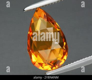 Strahlender natürlicher Citrine Edelstein in Birnenform, funkelnd in warmen Tönen. Stockfoto