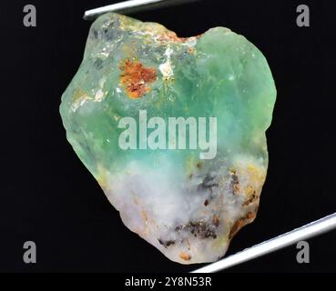Bezaubernder natürlicher grüner Fluorit-Edelstein mit komplexen Texturen und lebhaften Farbtönen. Stockfoto