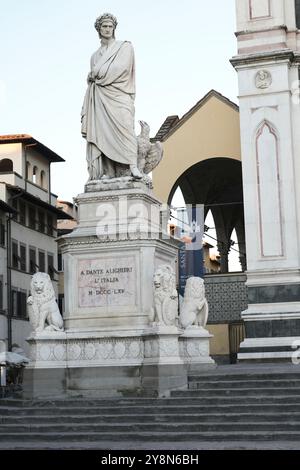 Das beeindruckende weißmármorne Monument für Dante Alighieri aus dem 19. Jahrhundert, geschaffen von Enrico Pazzi, steht auf der Piazza Santa Croce in Florenz, Italien. Stockfoto