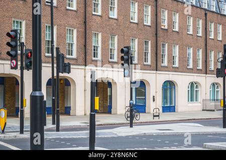 Leere Fußgängerüberquerung mit georgianischen Reihenhäusern im Hintergrund rund um Marylebone in London Stockfoto