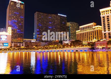 Las Vegas, Nevada - 13. April 2024: Faszinierender Blick auf die Hotels Bellagio und Cosmopolitan, beleuchtet bei Nacht, reflektiert auf dem ruhigen Wasser Stockfoto