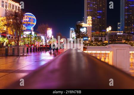 Las Vegas, Nevada - 13. April 2024: Dynamische Perspektive auf den Las Vegas Strip bei Nacht mit leuchtenden Lichtern, hektischen Menschenmassen und berühmten Attraktionen Stockfoto