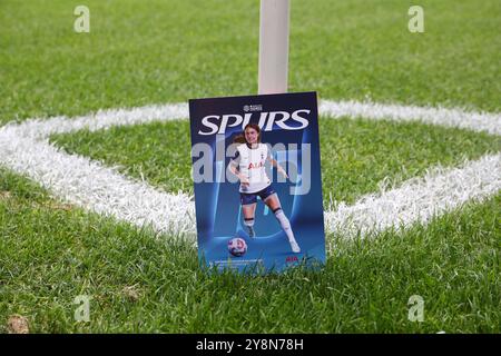 Brisbane Road, London, Großbritannien. Oktober 2024. Damen Super League Football, Tottenham Hotspur gegen Liverpool; Spieltagsprogramm Guthaben: Action Plus Sports/Alamy Live News Stockfoto