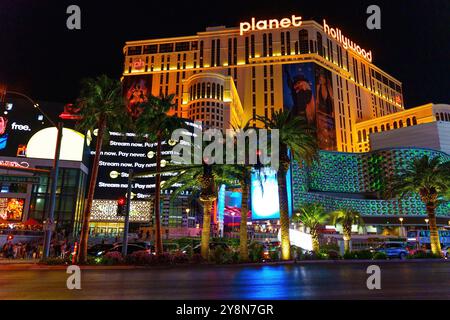 Las Vegas, Nevada - 13. April 2024: Atemberaubender Blick auf das Planet Hollywood Hotel mit hellen Schildern und lebhaften Lichtern entlang des Las Vegas Strip in n Stockfoto