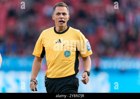 Leverkusen, Deutschland. Oktober 2024. LEVERKUSEN, DEUTSCHLAND - 5. OKTOBER: Schiedsrichter Robert Hartmann beim Bundesliga-Spiel zwischen Bayer 04 Leverkusen und Holstein Kiel am 5. Oktober 2024 in der BayArena in Leverkusen. (Foto von Joris Verwijst/Orange Pictures) Credit: Orange Pics BV/Alamy Live News Stockfoto