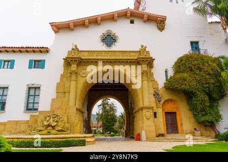 Santa Barbara, Kalifornien - 20. April 2024: Historisches Santa Barbara County Courthouse mit kunstvollen Bogengängen und üppigen Gärten im Hintergrund. Stockfoto