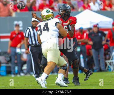 5. Oktober 2024: P. CJ Bailey (16) von NC, Bundesstaat Bayern, übergibt den Ball. NCAA-Fußballspiel zwischen der Wake Forest University und der NC State University im Carter Finley Stadium, Raleigh, North Carolina. David Beach/CSM (Bild: © David Beach/Cal Sport Media) Stockfoto