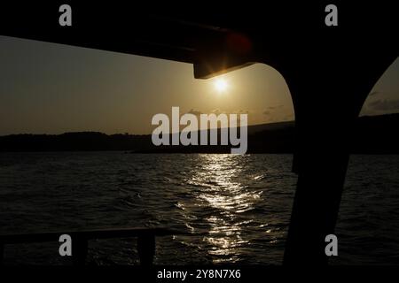 Erdemli, Türkei. Eine Landschaft bei Sonnenuntergang in der Nähe der Stadt Erdemli, die zur Provinz Mersin im Süden der Türkei gehört. Der Landkreis Erdemli ist überwiegend ländlich mit seiner Wirtschaft vor allem auf Landwirtschaft ausgerichtet, die in der mediterranen Küstenebene und in den Hochwiesen des Stiers praktiziert wird. Dennoch ziehen Erdemlis wunderschöne Landschaften und historische Stätten häufig Touristen an Stockfoto