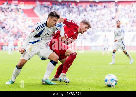 ZWEIKAMPF Noah Katterbach (Hamburger SV, 33), Tim Rossmann (Fortuna D?sseldorf, 21) 2. Fussball Bundesliga, Fortuna D?sseldorf 1895 - Hamburger SV, D?sseldorf, Merkur Spiel-Arena am 06.10.2024 DFL-VORSCHRIFTEN VERBIETEN JEDE VERWENDUNG VON FOTOGRAFIEN ALS BILDSEQUENZEN UND/ODER QUASI-VIDEO. Stockfoto