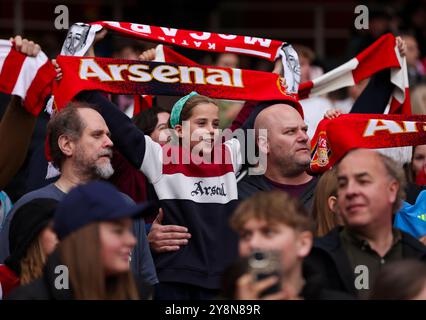 Arsenal-Fans winkten während des Women's Super League-Spiels im Emirates Stadium in London mit Schals. Bilddatum: Sonntag, 6. Oktober 2024. Stockfoto