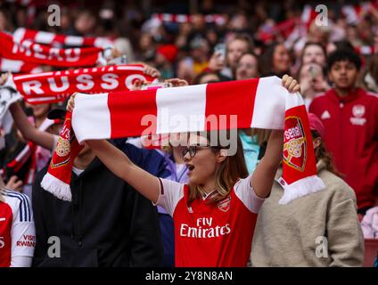 Arsenal-Fans winkten während des Women's Super League-Spiels im Emirates Stadium in London mit Schals. Bilddatum: Sonntag, 6. Oktober 2024. Stockfoto