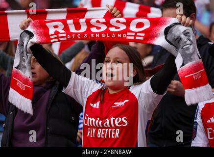 Arsenal-Fans winkten während des Women's Super League-Spiels im Emirates Stadium in London mit Schals. Bilddatum: Sonntag, 6. Oktober 2024. Stockfoto