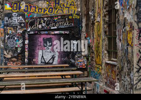 Tische und Bänke des CafÃ Kino in den Hackeschen Höfen in der Rosenthaler Straße in Berlin-Mitte. *** Tische und Bänke im Café Cinema in den Hackeschen Höfen an der Rosenthaler Straße in Berlin Mitte Stockfoto