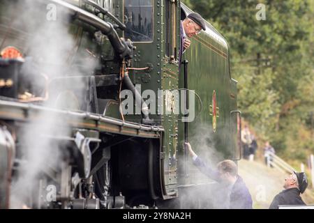 Oxenhope, West Yorkshire. Oktober 2024. Der Herbst beginnt an der Keighley Worth Valley Railway, während die Herbstgala am Sonntagmorgen am Bahnhof Oxenhope beginnt. Die Veranstaltung ist Teil des regulären Heritage-Kalenders mit Dampflokomotiven aus dem gestrigen Jahr im malerischen Worth-Tal , das von den Bronte-Schwestern berühmt wurde . Quelle: Windmill Images/Alamy Live News Stockfoto