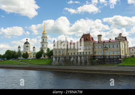 Blick auf die alte Börse und Spaso-Preobraschenskiy kafedralniy-Schlucht von Rybinsk Stockfoto