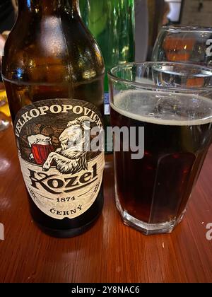 Tschechisches Bier, Flasche Kozel Cerny dunkles Bier und Glas mit Bier darin, Prag Bar, Tschechien, Europa Stockfoto