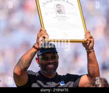 5. Oktober 2024: Der ehemalige North Carolina Tar Heels Defensive End Julius Peppers feiert seinen Einstieg in die College Football Hall of Fame während eines Jahres Stockfoto