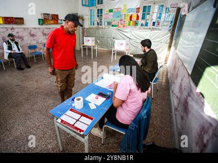 Tunis, Tunesien. Oktober 2024. Tunesier gaben in Tunis ihre Stimme für die Präsidentschaftswahlen in Tunis ab. Nach Angaben der Unabhängigen Hohen Behörde Tunesiens werden bei den Wahlen etwa 9,7 Millionen Menschen (50 % Frauen und 49 % Männer) ihre Stimme abgeben, bei einer Wahl, bei der Präsident Kais Saied eine zweite Amtszeit anstrebt Stockfoto