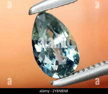 Exquisiter, Natürlicher Aquamarin-Edelstein Im Teardrop Cut, Der Unter Sanfter Beleuchtung Glitzert. Stockfoto