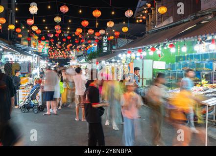 Phu Quoc Island, Vietnam, 6. Februar 2024, Menschen kaufen Souvenirs und Essen auf dem Phu Quoc Nachtmarkt in Vietnam Stockfoto