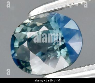 Exquisiter natürlicher Aquamarin-Edelstein mit ovalem Schliff und strahlenden blauen und grünen Facetten. Stockfoto