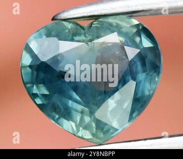 Exquisiter, herzförmiger natürlicher Aquamarin-Edelstein mit komplizierter Facettierung. Stockfoto