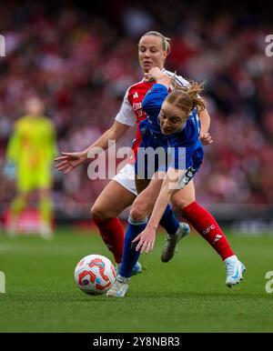 Sara Holmgaard von Everton und Beth Mead von Arsenal in Aktion während des Women's Super League Spiels im Emirates Stadium in London. Bilddatum: Sonntag, 6. Oktober 2024. Stockfoto