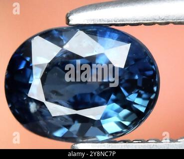 Exquisiter, tiefblauer natürlicher Saphir-Edelstein mit komplizierter Facettierung. Stockfoto