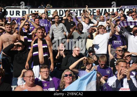 Brüssel, Belgien Oktober 2024. Anderlechts Anhänger feiern nach dem Sieg eines Fußballspiels zwischen RSC Anderlecht und Standard de Lüttich am Sonntag, den 6. Oktober 2024 in Brüssel, am 10. Tag der Saison 2024-2025 der ersten Liga der „Jupiler Pro League“ der belgischen Meisterschaft. BELGA PHOTO VIRGINIE LEFOUR Credit: Belga News Agency/Alamy Live News Stockfoto